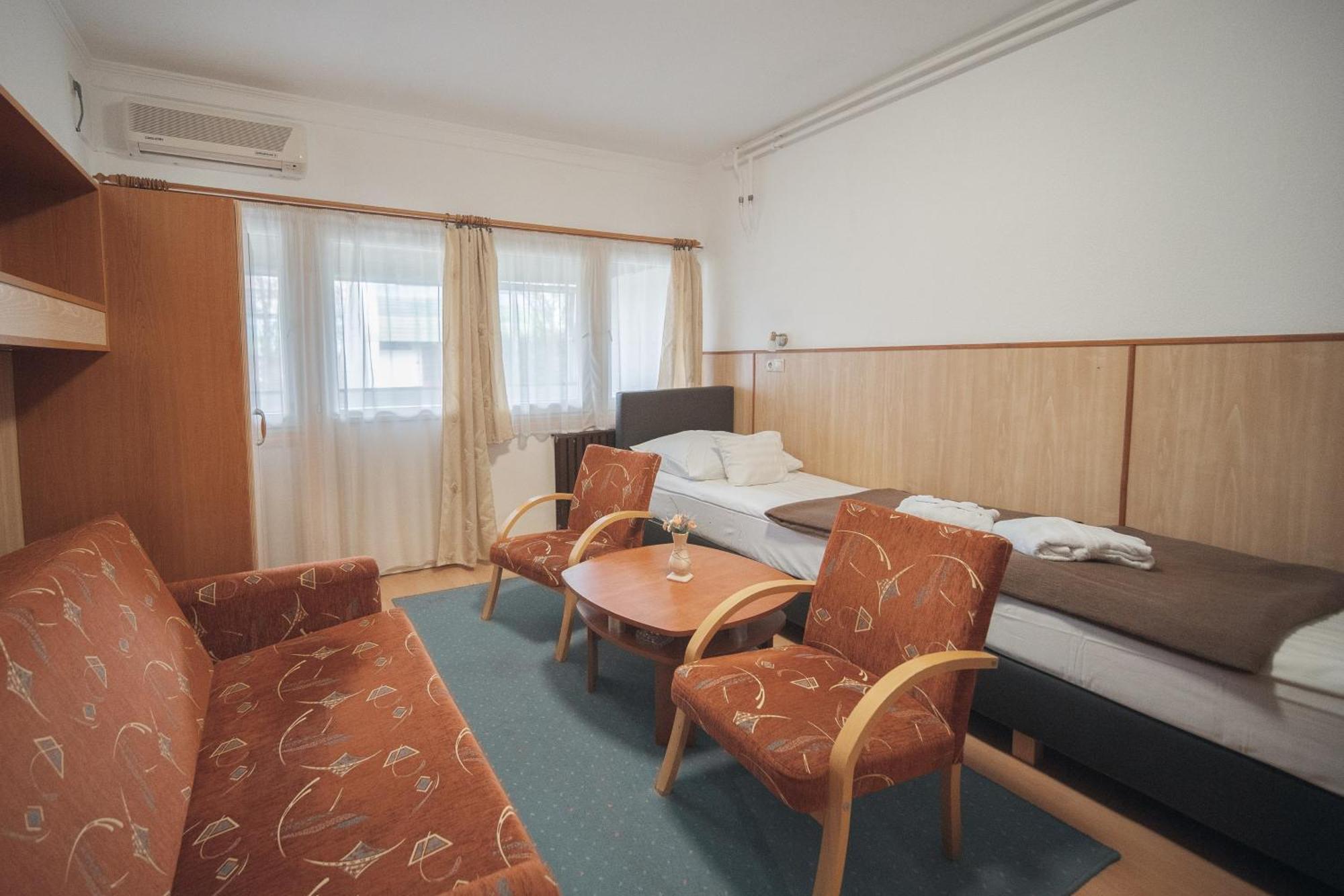 Hőforrás Hotel Gyula Exterior foto